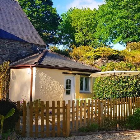 Le Vieux Moulin Gites - A Charming Stone Cottage With Garden View And Seasonal Pool Guégon エクステリア 写真