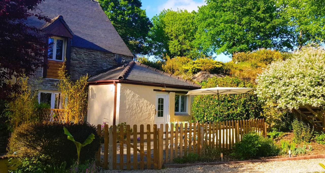 Le Vieux Moulin Gites - A Charming Stone Cottage With Garden View And Seasonal Pool Guégon エクステリア 写真