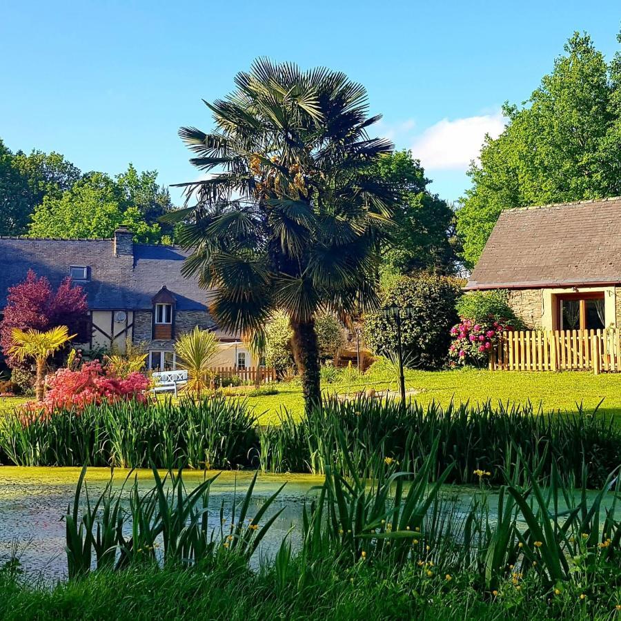 Le Vieux Moulin Gites - A Charming Stone Cottage With Garden View And Seasonal Pool Guégon エクステリア 写真